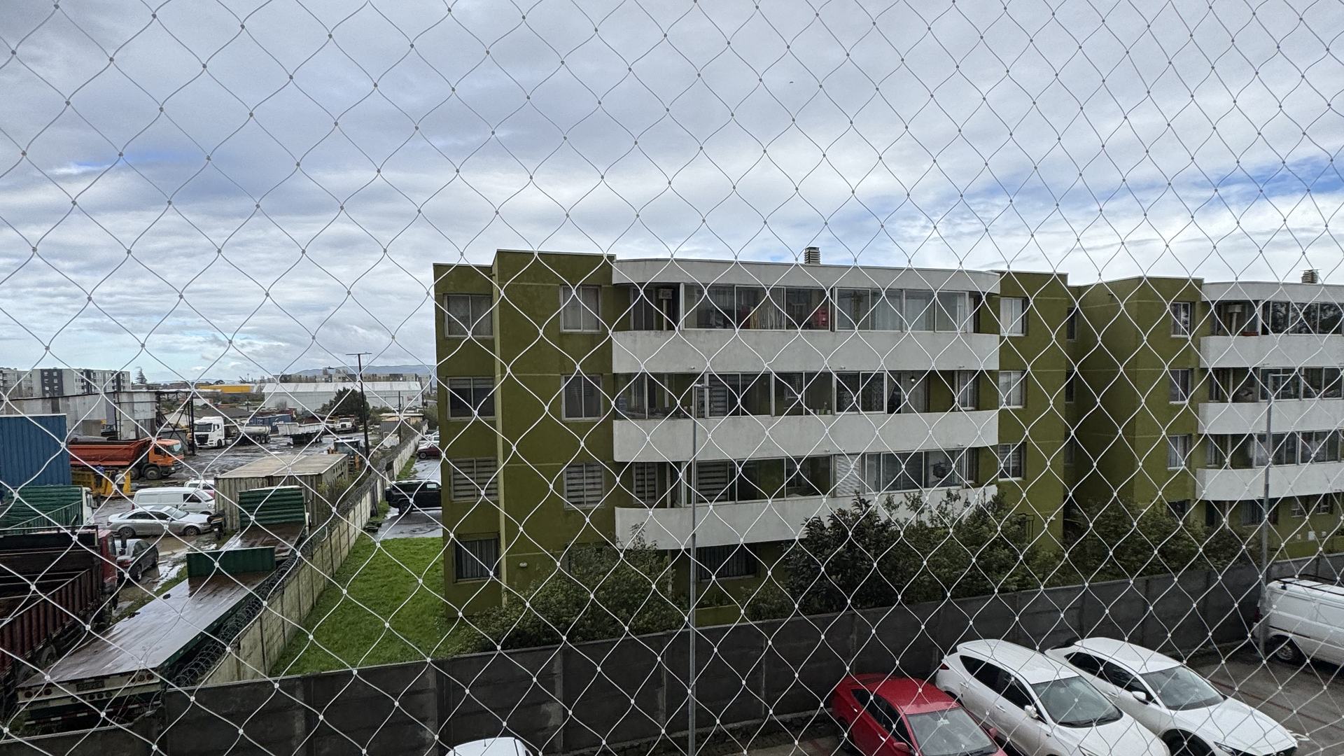 Malla de seguridad instalada en balcón con vista a estacionamiento