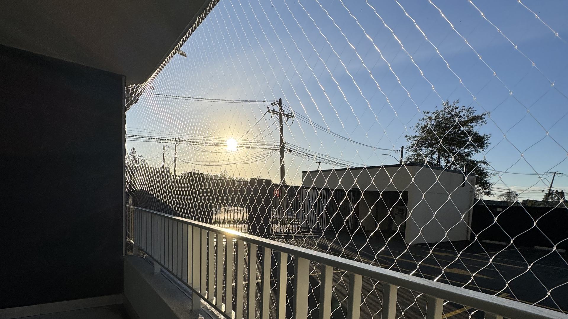 Malla de seguridad instalada en balcón al amanecer