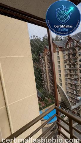 Malla de seguridad instalada en balcón con vista a edificios