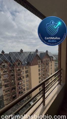 Malla de seguridad instalada en balcón con vista a edificios