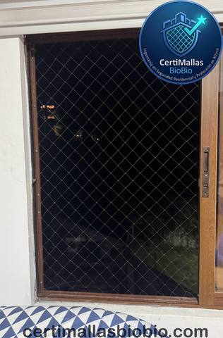 Malla de seguridad instalada en ventana corredera
