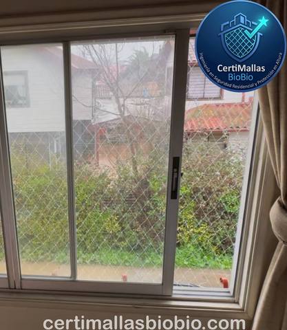 Malla de seguridad instalada en balcón al atardecer