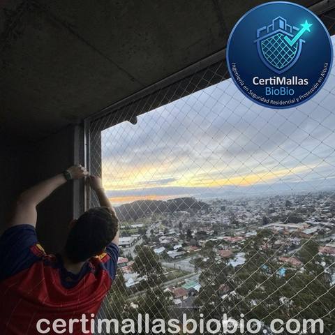 Malla de seguridad instalada en puerta corrediza de balcón