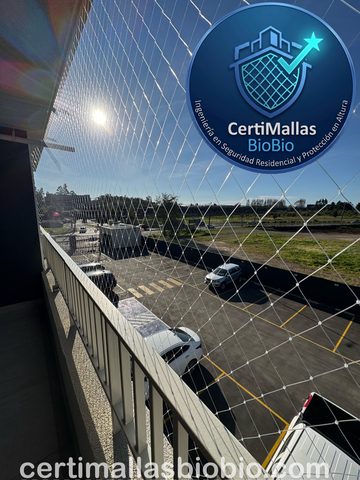 Malla de seguridad instalada en balcón con vista a estacionamiento en día soleado