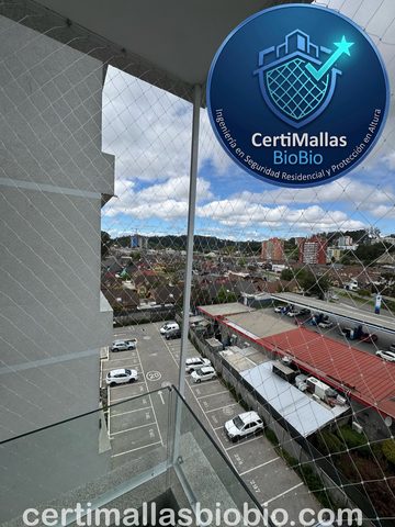Malla de seguridad en balcón con baranda de vidrio y vista a la ciudad