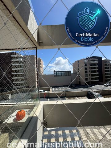 Malla de seguridad instalada en balcón con vista a edificios de departamentos