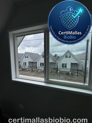 Malla de seguridad instalada en ventana corredera de casa