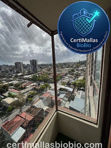 Malla de seguridad instalada en balcón esquina con vista a la ciudad