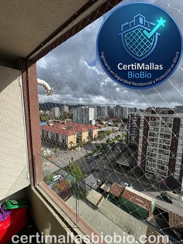 Malla de seguridad instalada en balcón esquina, segunda vista