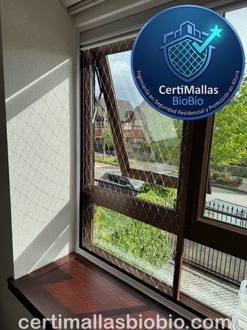 Malla de seguridad instalada en ventanal con vista a la calle