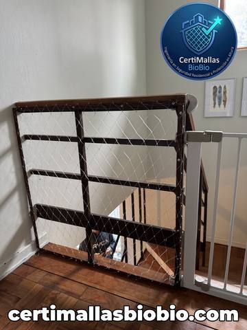 Malla de seguridad instalada en baranda de escalera interior