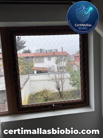 Malla de seguridad instalada en ventana de casa