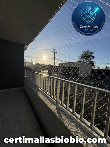 Malla de seguridad instalada en techumbre de balcón en altura