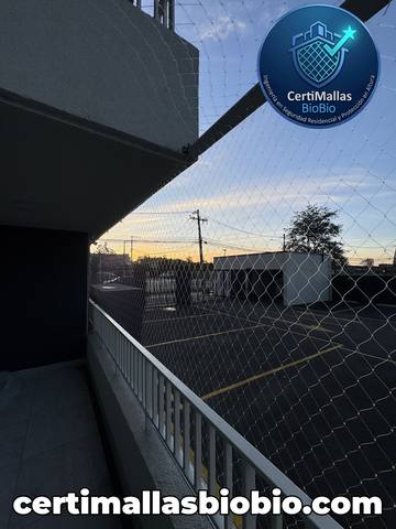 Malla de seguridad instalada en techumbre de balcón al atardecer