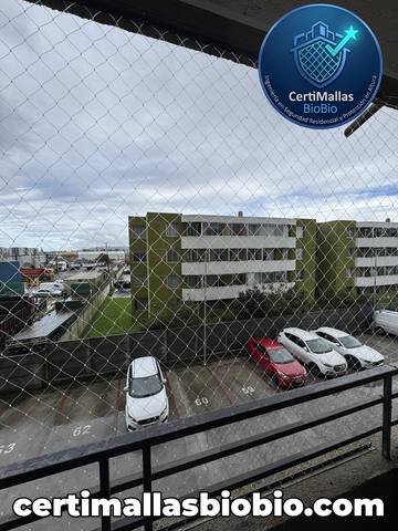 Malla de seguridad instalada en balcón con vista a estacionamiento