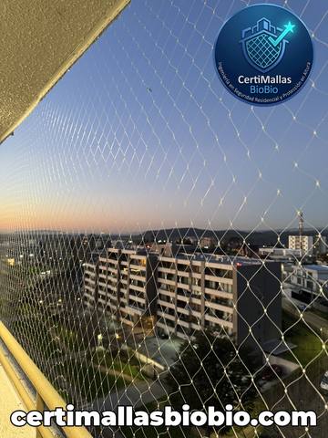 Malla de seguridad instalada en techumbre al atardecer