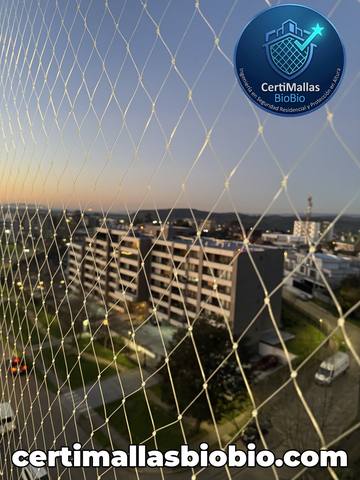 Malla de seguridad instalada en balcón con vista a la ciudad al atardecer